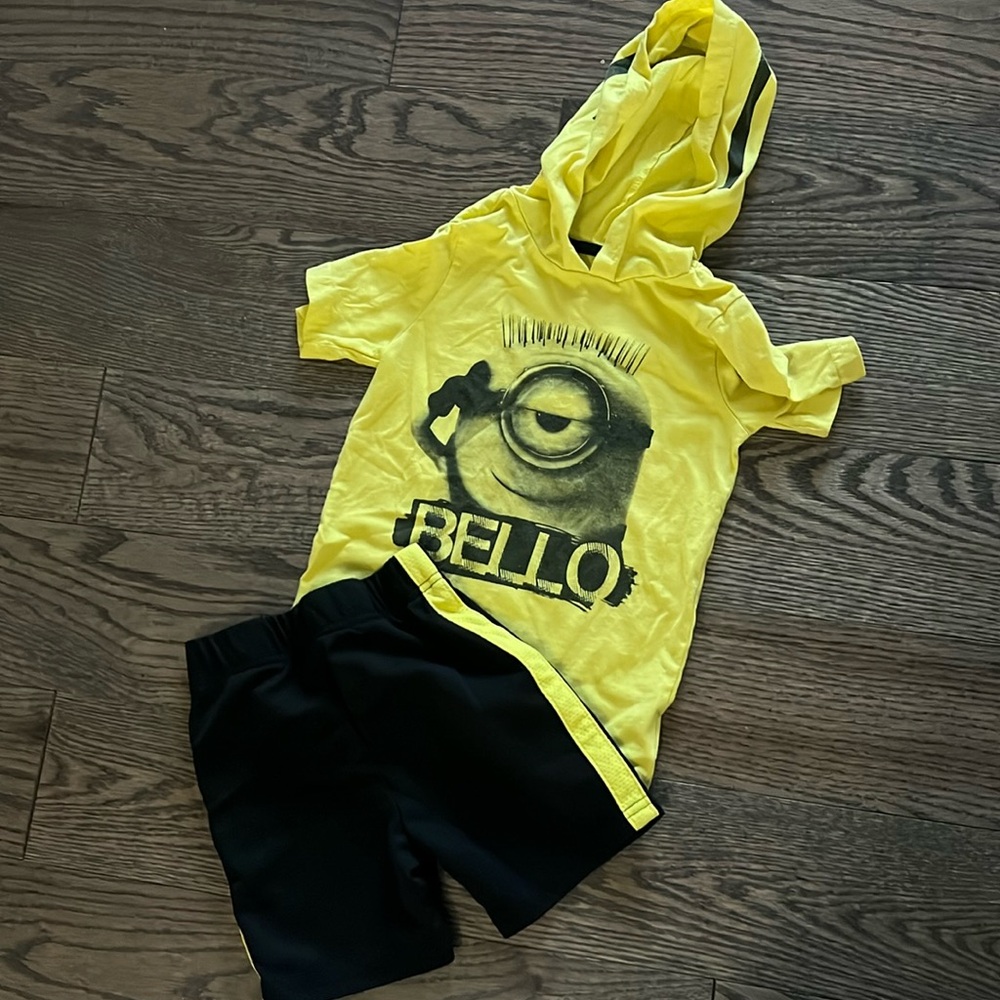 Boys Minion Tshirt with Hood and Shorts set. Size 4